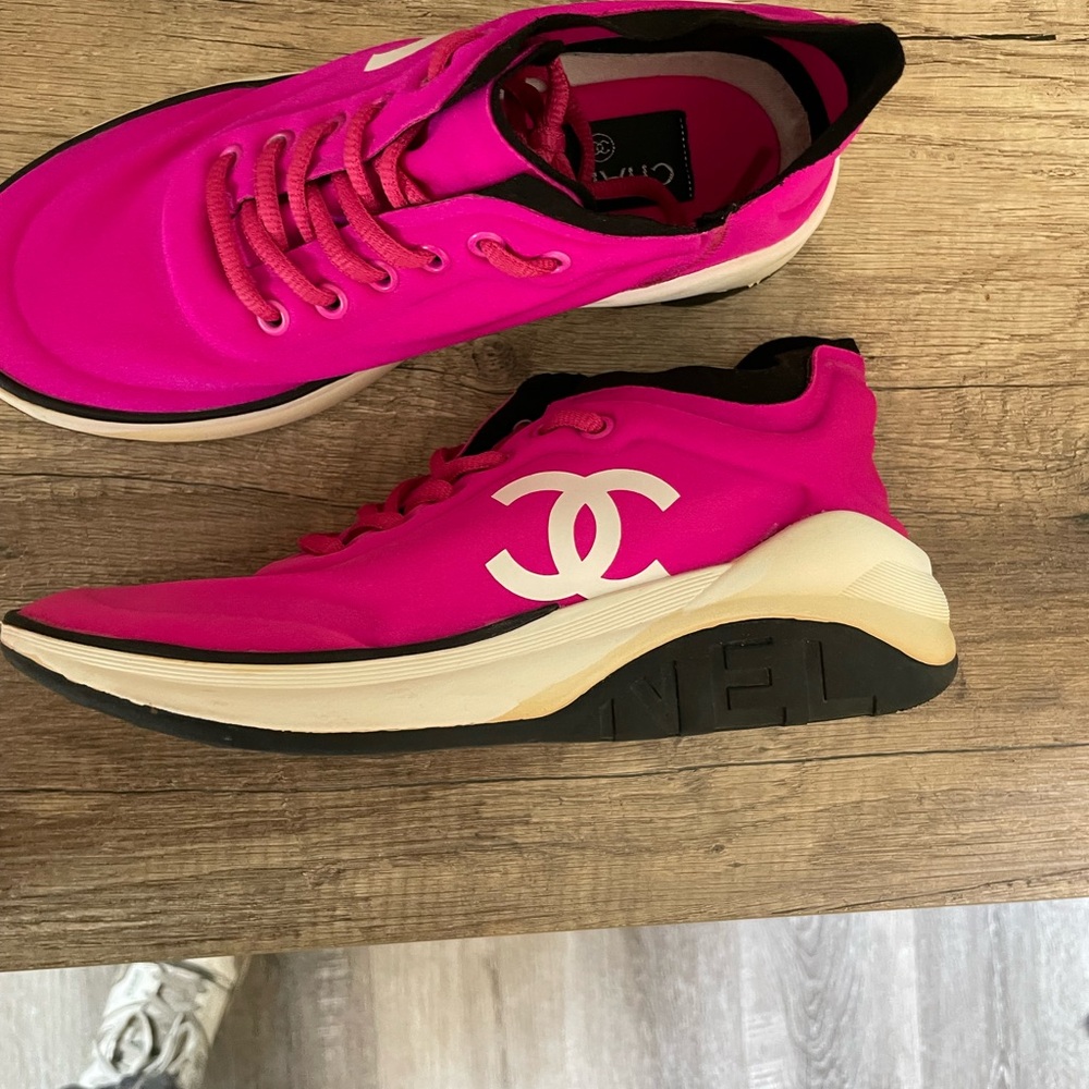 CHANEL Pink Sneakers with White Logo and Streamlined Design - Picture 3 of 7